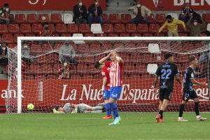Instante en el que Diego Mariño encaja el segundo gol del Almería.