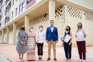 Foto de familia del alcalde y la concejal de Urbanismo con las adjudicatarias