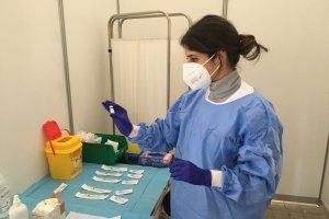 Una enfermera prepara una vacuna de Pfizer.