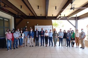 Autoridades y empresarios tras el encuentro.