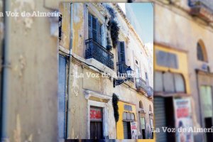 En la imagen de la calle Mariana, la fachada amarilla del estanco viejo y al lado, la academia de las máquinas de coser de la familia Verdejo.