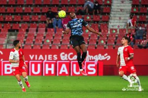 Umar Sadiq intenta llevarse la pelota en el partido de Montilivi.