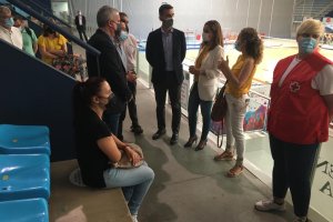 Autoridades en la zona de espera de las gradas del Palacio de los Juegos, este mediodía.