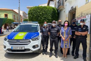 La alcaldesa de Cantoria con agentes de la Policía Local.