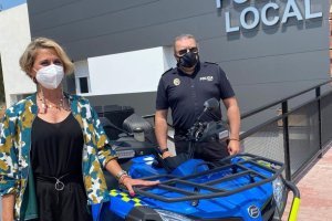 La edil con el agente de policía y el quad.