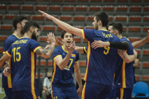 Los internacionales españoles celebran la victoria.