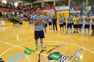 El capitán celeste en el centro de la pista.