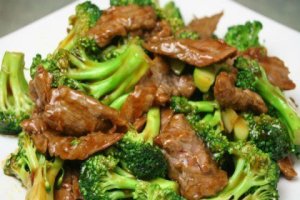 Ternera y brócoli para comer.