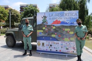 El Cabo Mayor Bernabé y la Dama Legionaria Dolores junto al cartel de la Desértica.
