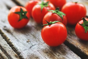 Tomates cherry para nuestra ensalada saludable.