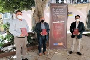 El autor, en el centro, acompañado por el director del IEA y el diputado de Cultura.