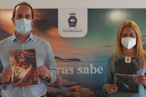 El alcalde y la concejala con el Libro de Fiestas de este 2021.