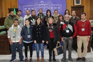 La concejal de Empleo en una foto de archivo con participantes en un programa anterior.