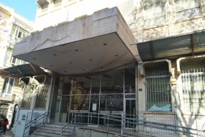 Así está la fachada del edificio de Correos en la actualidad