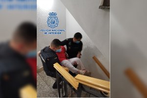 Imagen difundida por la Policía Nacional que muestra el auxilio a una de las ancianas.