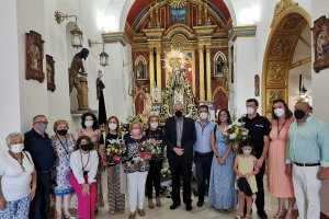 Alcalde, hermano mayor de la Hermandad de la Virgen de las Angustias y otras autoridades.