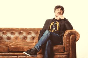 El músico alicantino Luis Prado lleva más de 40 años pegado a un piano.