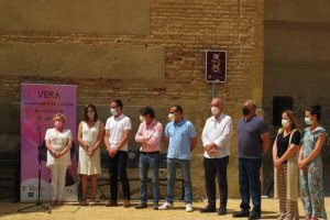 Autoridades y empleados municipales durante el minuto de silencio.