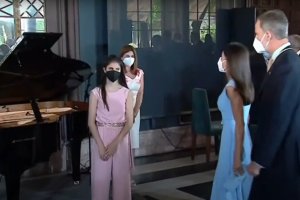 Los Reyes de España acercándose hasta Laura tras el acto.