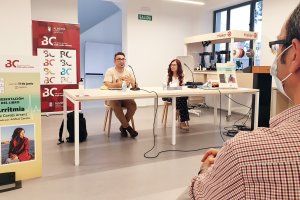 Irene Cortés, arropada por Aníbal García, durante el encuentro literario.