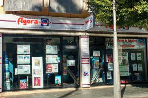 Una agencia de viajes en el centro de Almería.