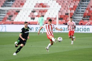 Rubén Pérez en el Almería-Leganés presionando a Robertone.