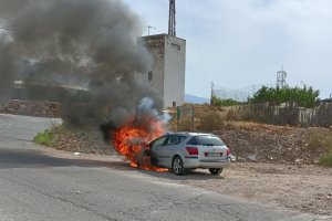 Las llamas han provocado una densa nube de humo.