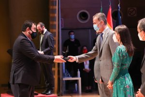 Pedro Peleato, CEO de Seipasa, recoge el Premio Nacional de Innovación de manos de los reyes.