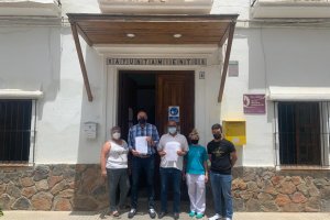 Concejales del PP y Felix Vivo tras presentar la moción.