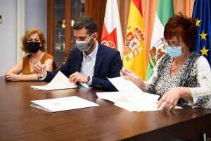 Momento de la firma del convenio.