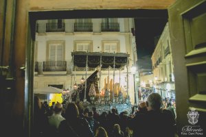 La Virgen del Consuelo, pasando ante la puerta de las Claras. Foto de Dani Pérez para la Hermandad del Silencio.