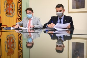 Momento de la firma contrato de la mejora de la señalización