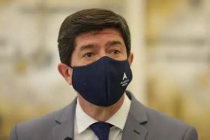 Juan Marín, con mascarilla, en una imagen de archivo.