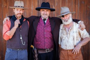 Manuel Olaya, entre los actores Álex Navarro y Pedro López. / Foto: Rubén García Felices