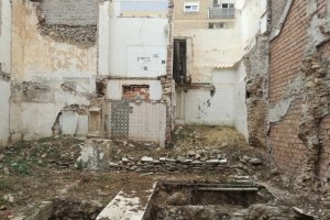 Al fondo, en alto, la pequeña caseta que alberga un váter de altura