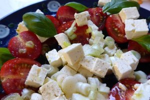 Ensalada griega de pasta con salsa de yogur y pollo.
