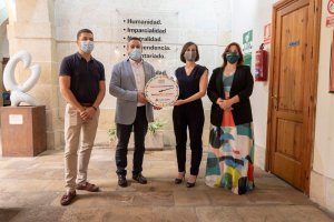 Los presidentes de Cruz Roja y UTE Jardines con Margarita Cobos