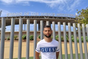 El almeriense posa para LA VOZ en los exteriores del Mediteráneo.
