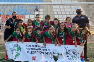 Las alevines del Pavía posan con su trofeo.