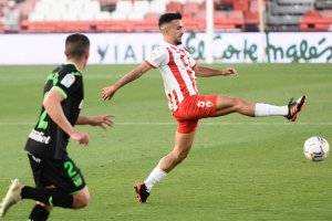 Manu Morlanes sigue alejándose del Almería.
