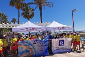 Concejales veratenses con los trabajadores dentro del plan de playas.