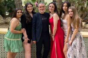 Paco Reina, junto a algunas de sus alumnas.