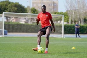 Umar Sadiq está de vacaciones esperando noticias sobre su futuro.