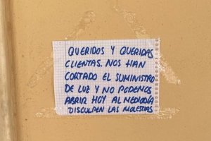 Un comercio del barrio ha tenido que cerrar por el corte de luz.