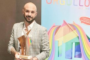 El diseñador almeriense Sergi Regal con su galardón de los Premios Fuenla Entiende LGTB.