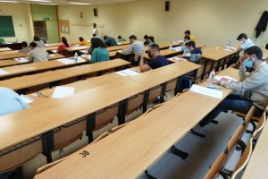 Opositores durante un examen de este año.