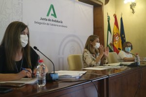 Maribel Sánchez, en el centro, durante la reunión de este martes.