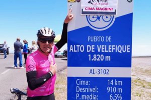 Perico Delgado muestra una de las cimas de la carrera.