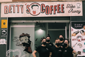 El equipo junto a la puerta de su nuevo local ‘Take Away’.