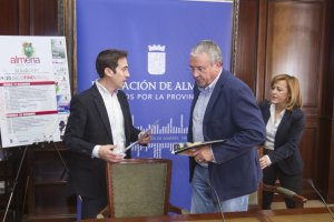 El exdiputado provincial (izquierda) con su tío y alcalde de Fines, Rodrigo Sánchez.
